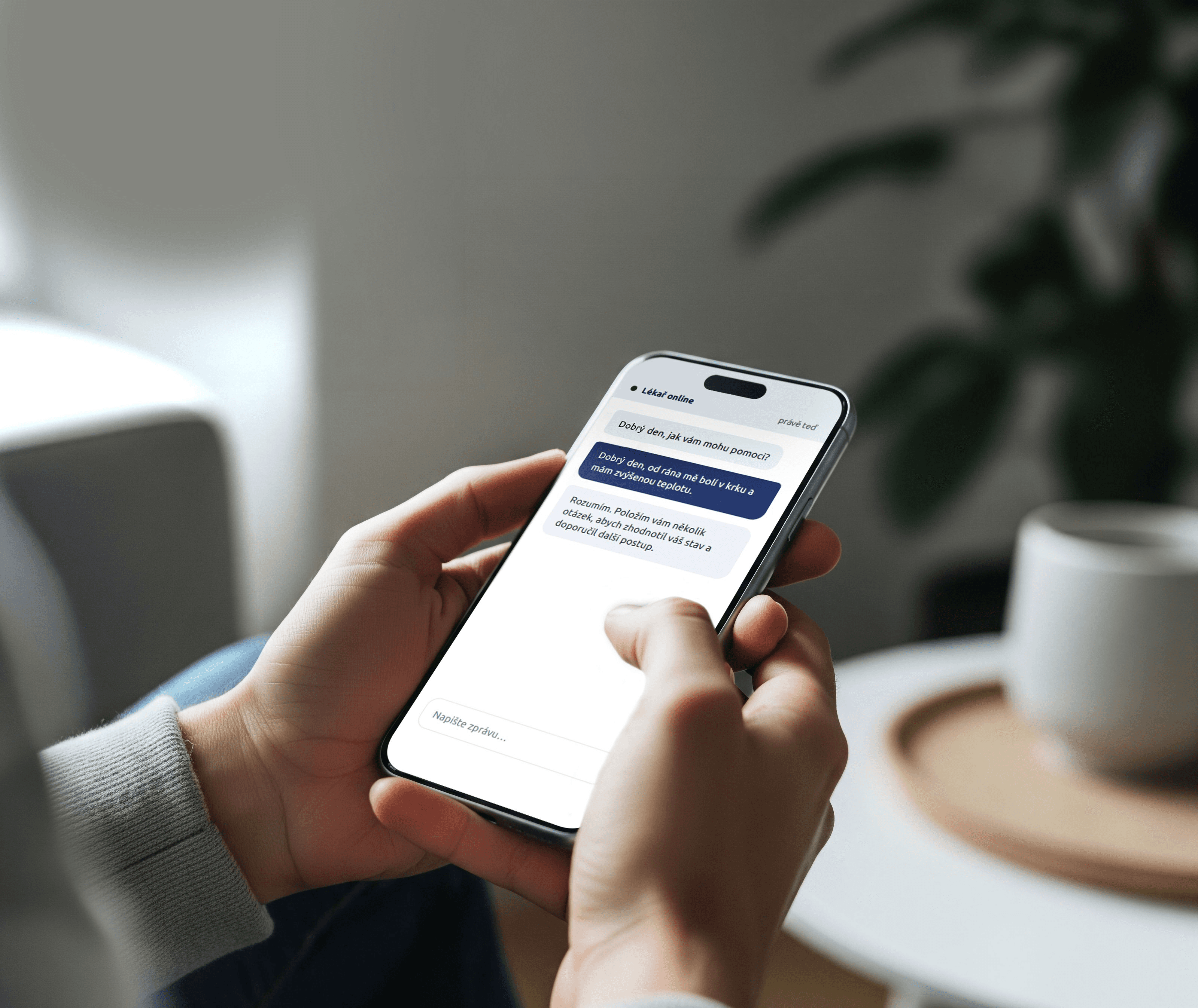 Pacient drží mobil s otevřenou aplikací online pohotovosti